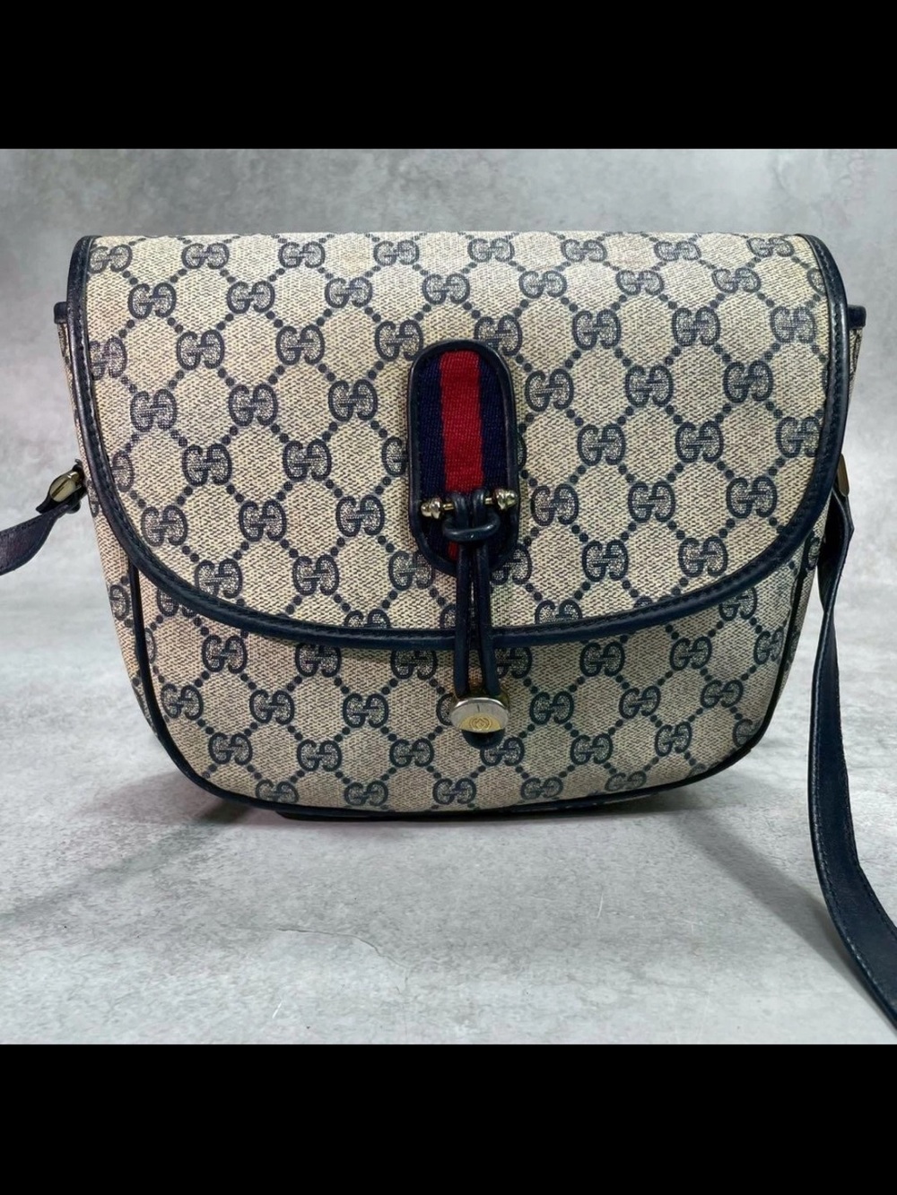 Gucci Beige GG Supreme Canvas Shoulder Bag with Navy Trim - Picture 2 of 11